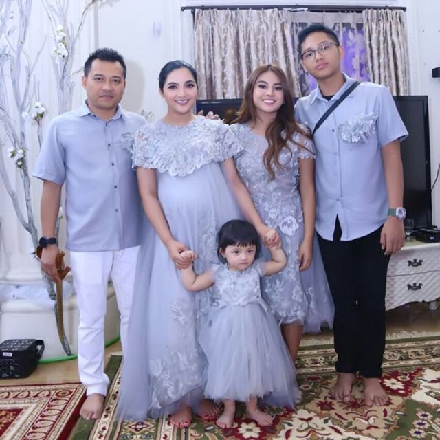 Inspirasi Seragam Keluarga Yang Kompak Banget